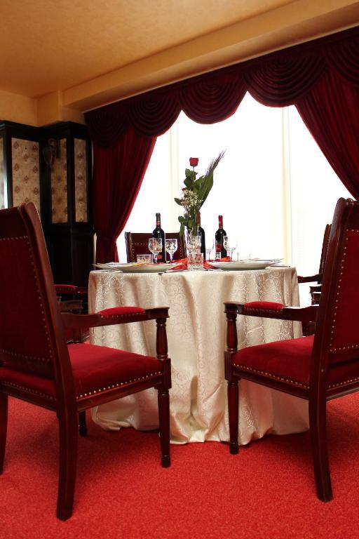 Hotel Zimbru Яш Екстериор снимка